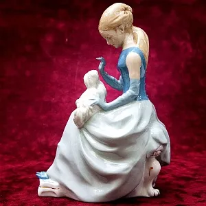 Коллекционная Статуэтка «Дама с Болонкой» Фарфор ROYAL DUX BOHEMIA -1970 год.