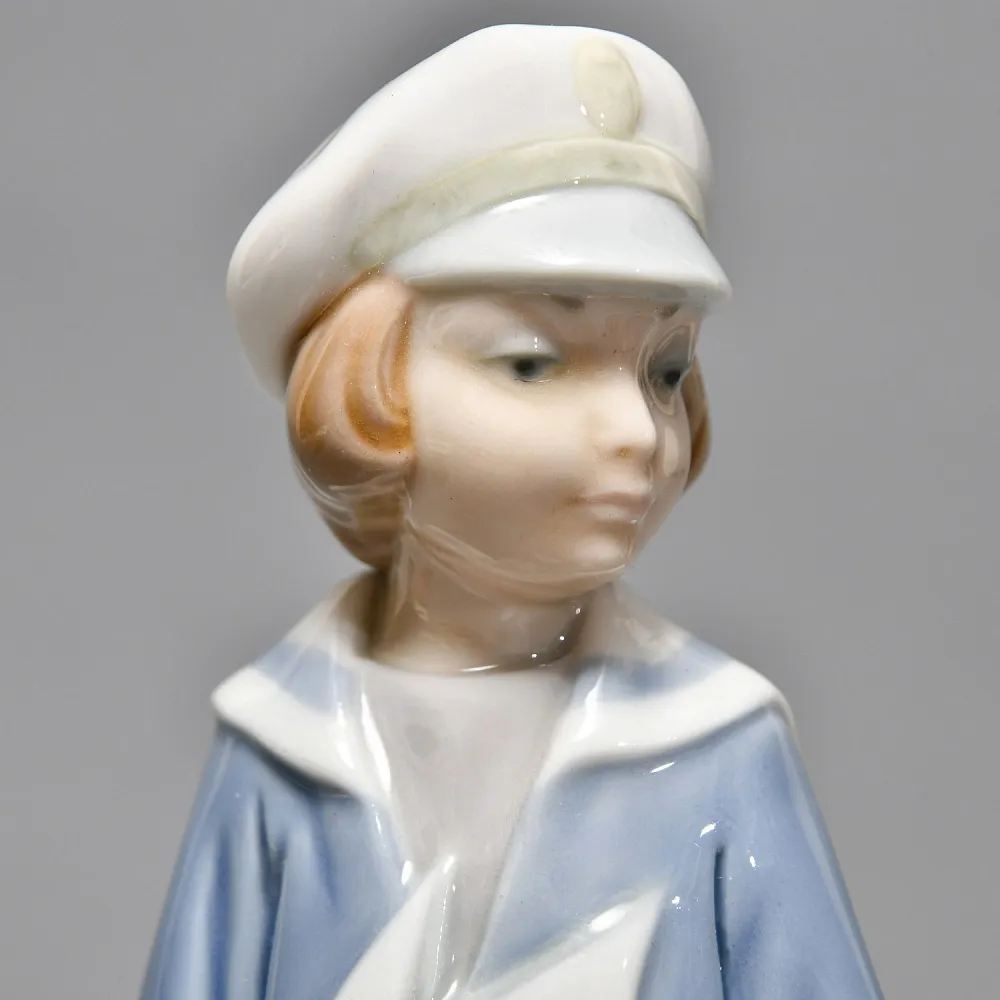 Коллекционная Фарфоровая статуэтка «Мальчик c корабликом», Lladro Испания, вторая половина ХХ века.