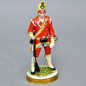 Фарфоровая Cтатуэтка «Солдаты Британской Армии. 27-й пехотный полк», RUDOLF KAMMER Германия. 