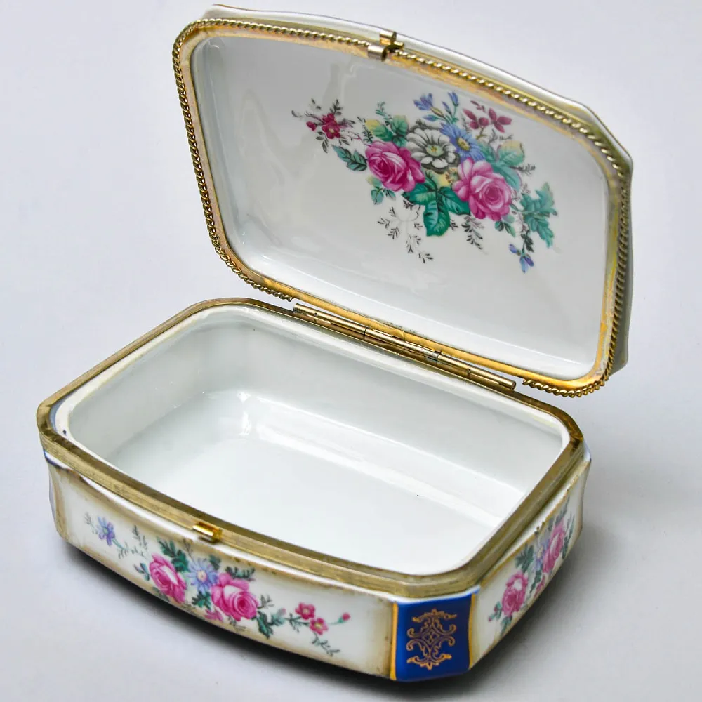 Винтажная Фарфоровая Шкатулка «Свидание в саду», Франция - первая половина ХХ века.