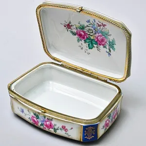 Винтажная Фарфоровая Шкатулка «Свидание в саду», Франция - первая половина ХХ века.