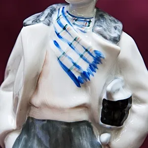 Коллекционная Авторская Фарфоровая статуэтка «Мальчик с коньками», ЛФЗ СССР 1958 год.