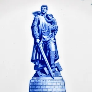 Редкость! Коллекционная Фарфоровая Тарелка - Блюдо «Воин Освободитель»,  MEISSEN  Германия -1975 г.