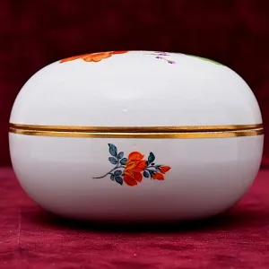 Шкатулка - Бонбоньерка круглой формы из коллекции «BLUMEN», Фарфор MEISSEN Германия.
