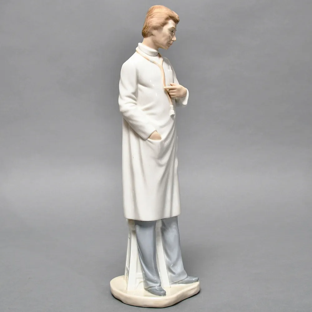 Коллекционная Фарфоровая статуэтка «Доктор. Мужчина Врач», NAO by Lladro Испания. 