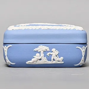 Шкатулка - Бонбоньерка «Музы и поклонники», фарфор ВЕДЖВУД / WEDGWOOD, Англия, вторая половина ХХ века.