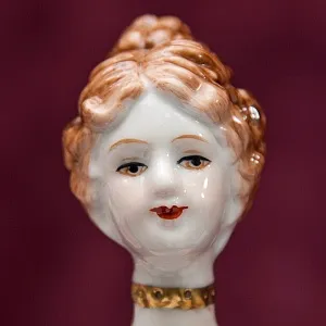 Фарфоровая Статуэтка - Подсвечник на одну Свечу «Девушка в золотом» SANDIZELL Германия.