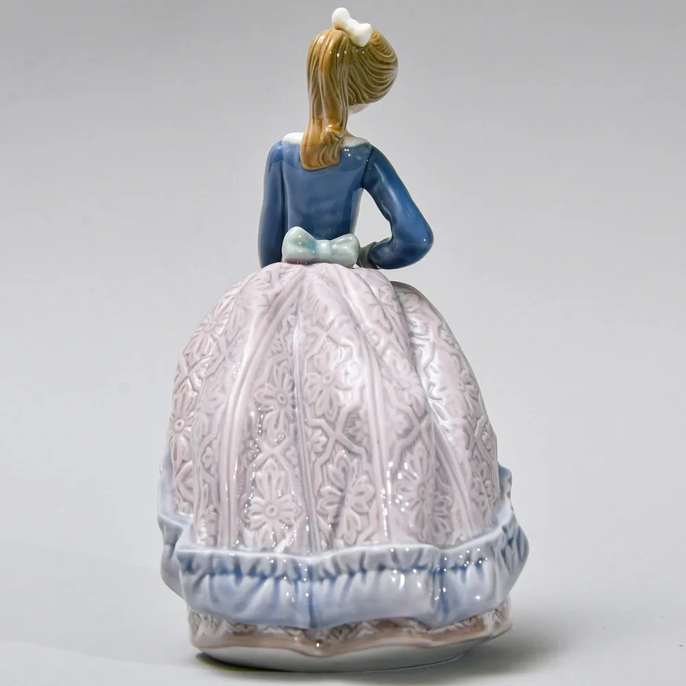 Винтажная Фарфоровая статуэтка "Девочка с зонтиком. Эвита", Lladro Испания - 1983 год.