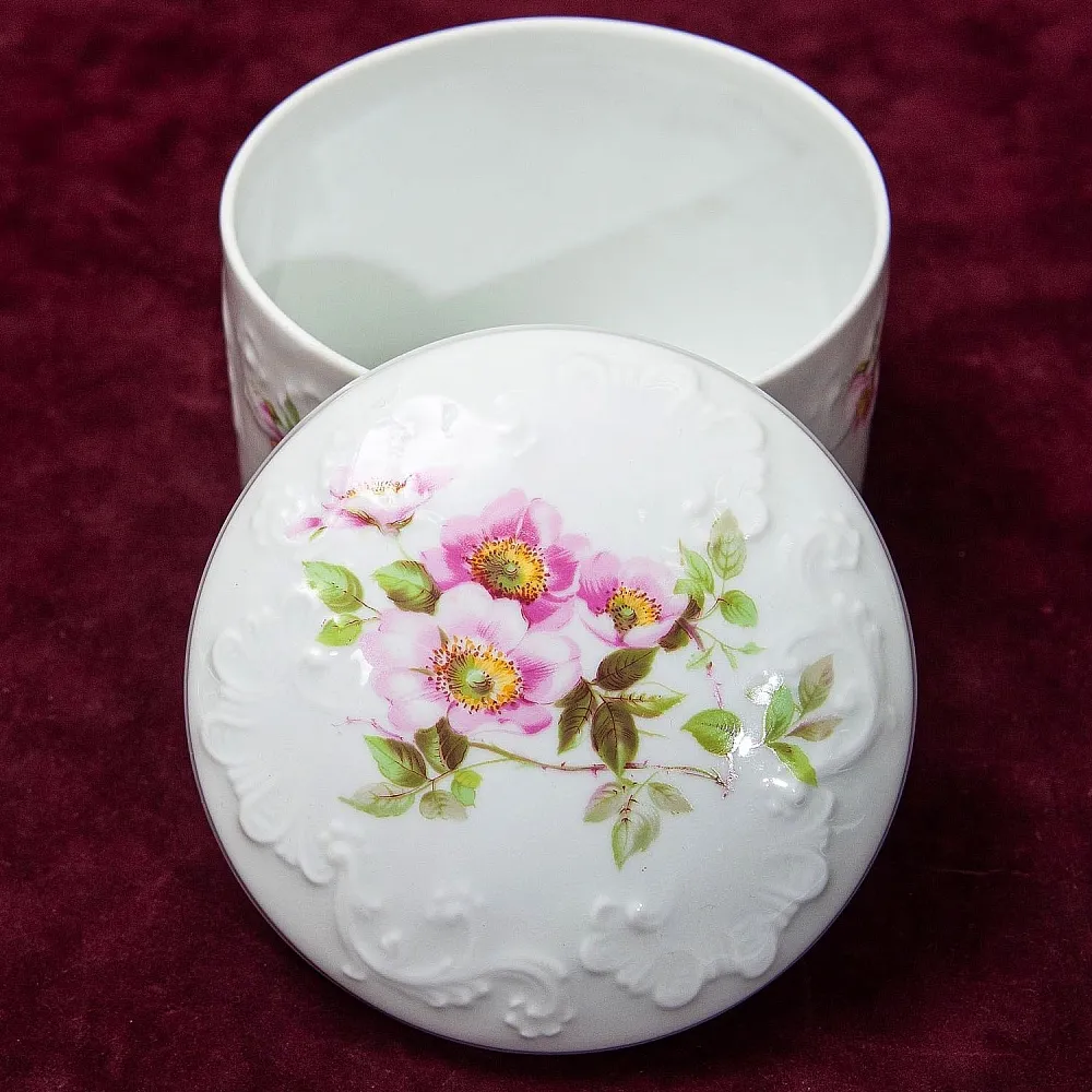 Бонбоньерка - Шкатулка «Шиповник», Фарфор Лимож Limoges Франция -1979 -1989 годы.