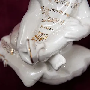 Статуэтка - Фарфоровая Статуэтка «Мальчик с Сандалией» СССР, Песочное -1960 год.