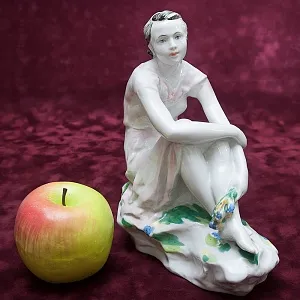 Коллекционная Фарфоровая Статуэтка «На отдыхе - девушка с букетом», ЛФЗ СССР -1963 г
