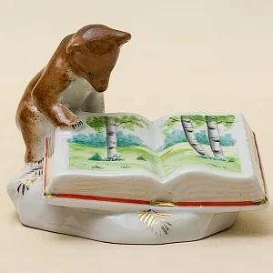 Фарфоровая статуэтка «Медведь с книгой», Октябрьский (Башкирский) фарфоровый завод СССР, 70-е гг.