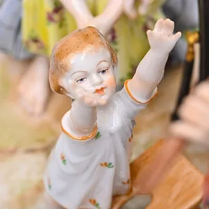 Коллекционная Фарфоровая статуэтка «Папа пришел с работы», VOLKSTEDT Германия, середина ХХ века.