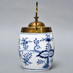 Антикварная Фарфоровая бисквитница - конфетница «Синий лук», Bremer & Liebmann Германия.