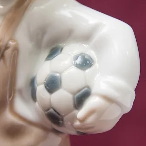Коллекционная Фарфоровая статуэтка «Маленький футболист» NAO by Lladro, Daisa, Испания -1988 год.
