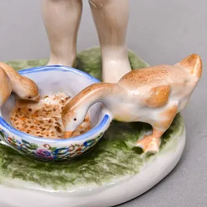 Коллекционная Фарфоровая статуэтка «Девочка с гусятами», Россия ДФЗ - Дулево. 