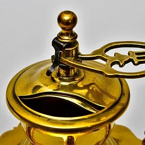 Редкость! Коллекционная Ручная механическая кофемолка «Der Meister die Küche» Латунь Германия..