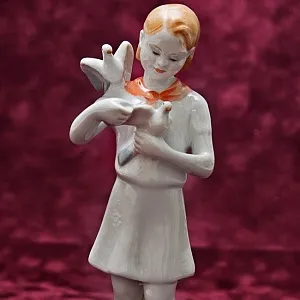 РЕДКОСТЬ!! Фарфоровая Статуэтка «Пионерка с голубями», ЛФЗ СССР - 1952 год.