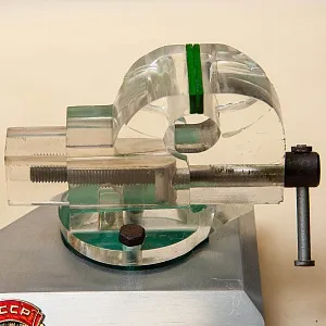 Настольный Сувенир - Памятный Подарок - «Слесарные Тиски» Металл, Оргстекло - СССР - 70 гг.