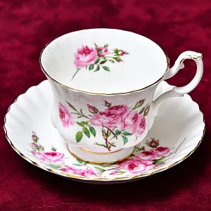 Коллекционная Фарфоровая Чайная пара «Садовая Роза», ROYAL ALBERT Англия, вторая половина ХХ века.