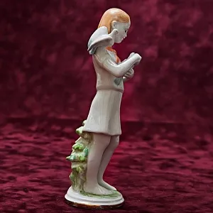 РЕДКОСТЬ!! Фарфоровая Статуэтка «Пионерка с голубями», ЛФЗ СССР - 1952 год.
