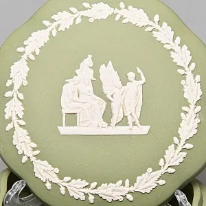 Шкатулка - Бонбоньерка «Античная Греция», фарфор ВЕДЖВУД / WEDGWOOD, Англия, вторая половина ХХ века.