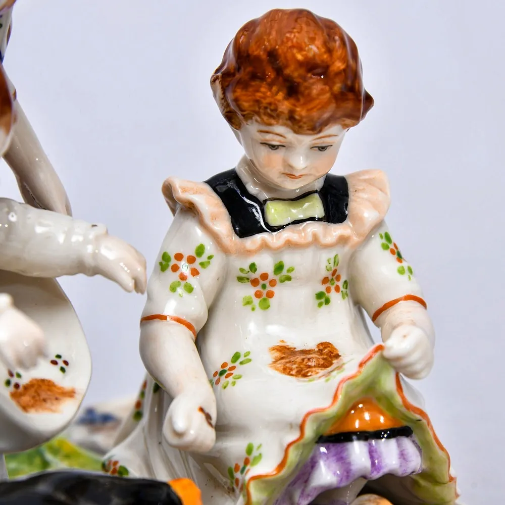 Редкость! Антикварная Фарфоровая Статуэтка «КОРМЛЕНИЕ КУР», Aсkermann & Fritze Германия.