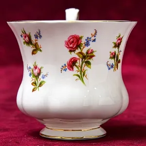 Коллекционная Фарфоровая Кофейная пара «Очарование», ROYAL ALBERT Англия, вторая половина ХХ века.