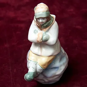 Авторская Коллекционная Фарфоровая Статуэтка «Девочка на Снежном Коме», Дулёво Россия.