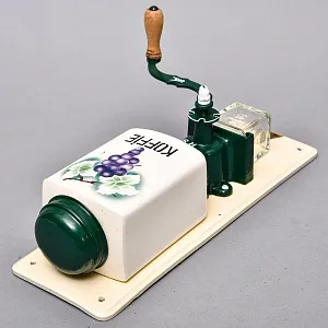 Старинная Настенная Ручная Механическая Кофемолка «Виноградная Гроздь», Голландия.