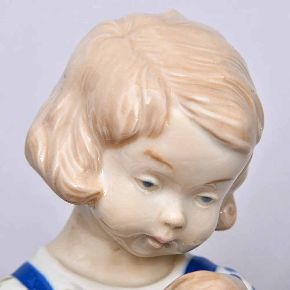 Фарфоровая статуэтка «Девочка с куклой», GRAFENTHAL / ГРАФЕНТАЛЬ Германия, 1985 - 1990 годы.