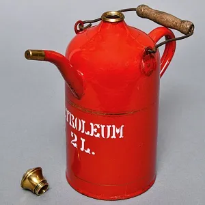 Антикварная Канистра для бензина - Эмалированный Бидон на 2 литра, Германия начало ХХ века.