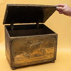 Старинный Деревянный Сундук «Парусники» в Латунном окладе, Чеканка, Голландия первая половина ХХ века.