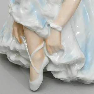 Редкость! Большая Фарфоровая Статуэтка «Балерина, завязывающая пуанту», ROSENTHAL Германия - 40е годы ХХ века.