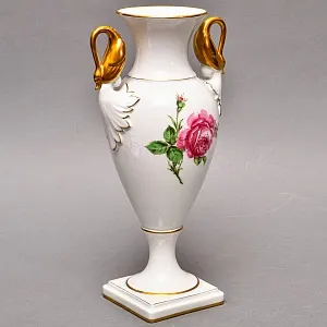 Ваза с ручками в виде позолоченных Лебедей «РОЗА», Фарфор KAISER Германия, 1958 - 1960 годы.