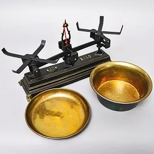 Старинные Кухонные весы на 10 кг. с двумя латунными чашами. Франция начало ХХ века!