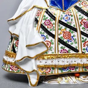 Антикварная статуэтка «Дама - Королевский прием», Фарфор SITZENDORF Германия, 1884 - 1902 годы.