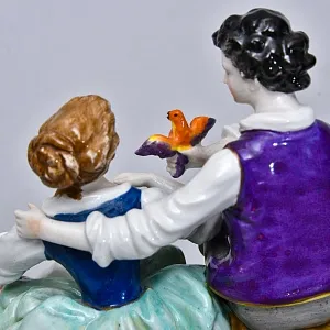 Антикварная Фарфоровая статуэтка «СВИДАНИЕ. ПТИЦА В РУКЕ», Aelteste Volkstedter Германия.