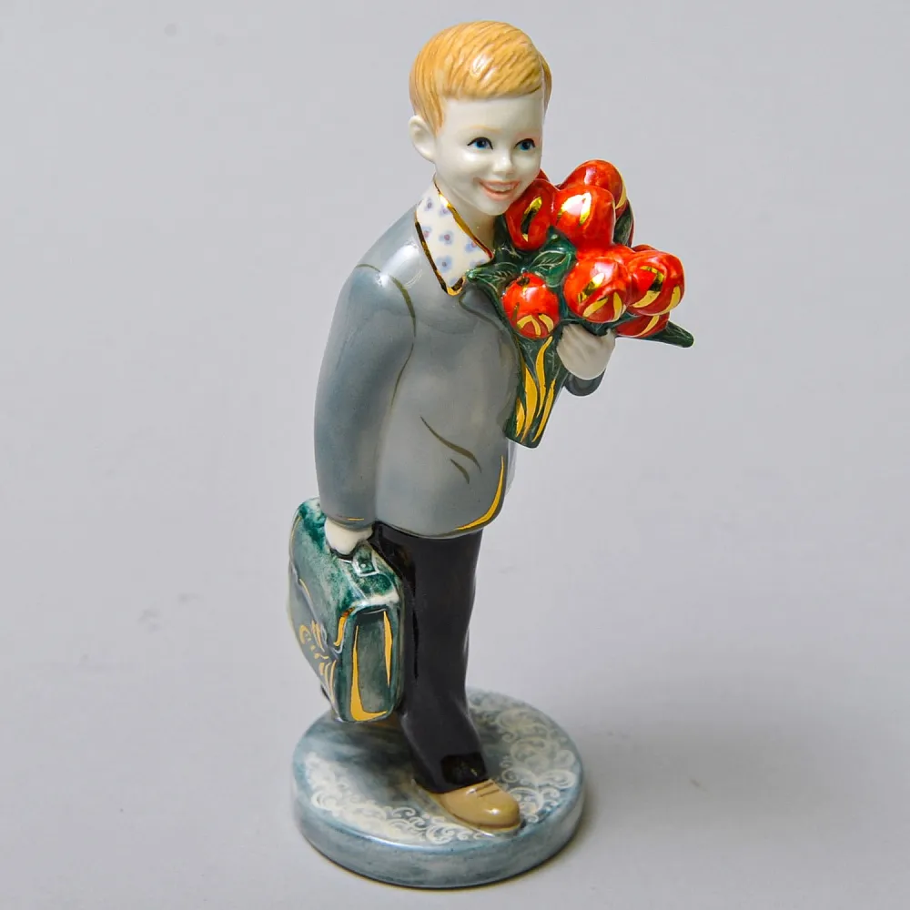 Авторская Коллекционная Фарфоровая Статуэтка «Школьник с букетом тюльпанов», Россия.