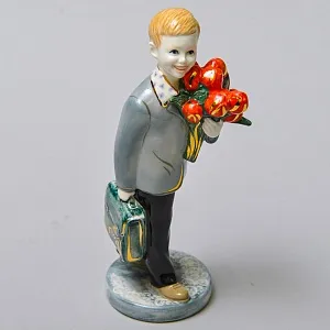 Авторская Коллекционная Фарфоровая Статуэтка «Школьник с букетом тюльпанов», Россия.