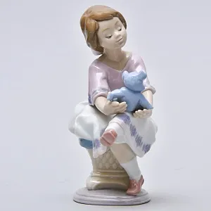 Авторская Фарфоровая статуэтка «Девочка с плюшевым мишкой», Lladro Испания - 1993 год.