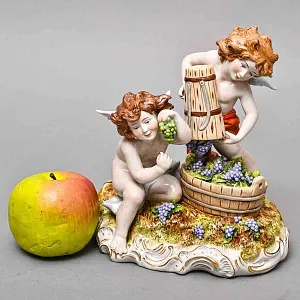 Антикварная Фарфоровая статуэтка «Урожай. Путти, собирающие виноград», Carl Thieme Германия.