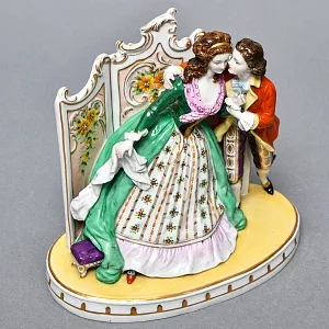 Коллекционная Фарфоровая статуэтка «Свидание за ширмой», Scheibe-Alsbach Германия, середина ХХ века. 