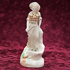 Фарфоровая Статуэтка «Девушка геолог» Барановский ФЗ - CCCР 50 -е годы ХХ века.