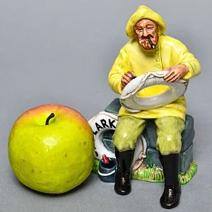Коллекционная Фарфоровая статуэтка «Лодочник - Рыбак», Royal Doulton Ангия, 1970 - 1987 годы. 