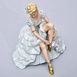 Большая Фарфоровая статуэтка «Балерина, завязывающая пуанты», Н-24 см. Schau Bach Kunst  Германия.