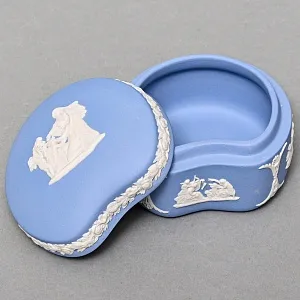 Шкатулка - Бонбоньерка «Античный мотив», фарфор ВЕДЖВУД / WEDGWOOD, Англия, вторая половина ХХ века.