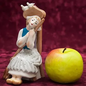 Фарфоровая Статуэтка «Золушка» , Киевский ФЗ - 90 -е годы ХХ века.