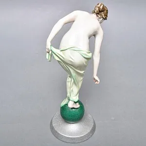 Антикварная Фарфоровая статуэтка «Обнаженная девушка на шаре», Rosenthal Германия - 1935 год. 