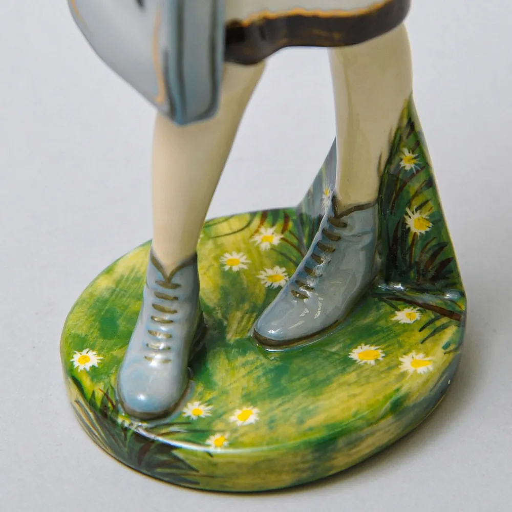 Авторская Коллекционная Фарфоровая Статуэтка «Школьница - Пионерка с портфелем», Россия.